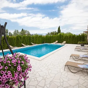 Kontrada Villa
